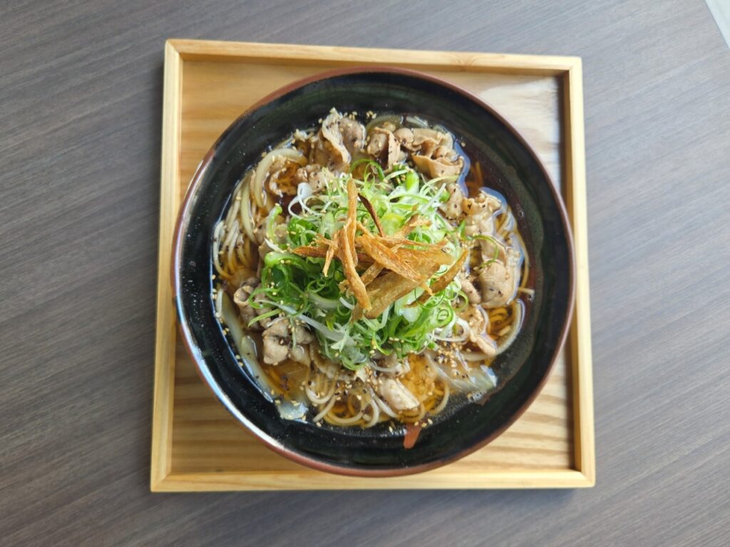 厳選豚の旨みあふれる
【濃口(こいくち)肉そば】