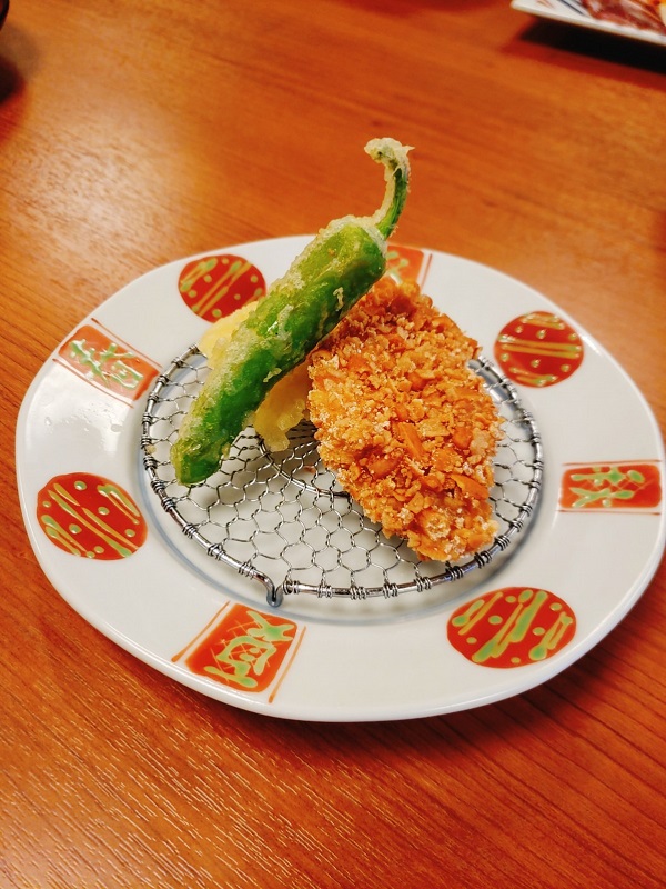 お酒のおつまみにもピッタリ!“おかき”の衣で揚げた絶品メニュー